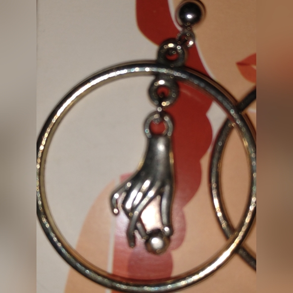 Silver hoop earrings with hands - Picture 4 of 7